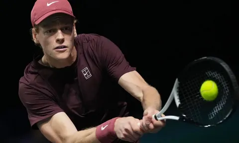 Sinner vào tứ kết Paris Masters