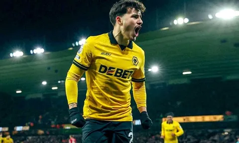 "Lữ đoàn đỏ" thua đau phút bù giờ