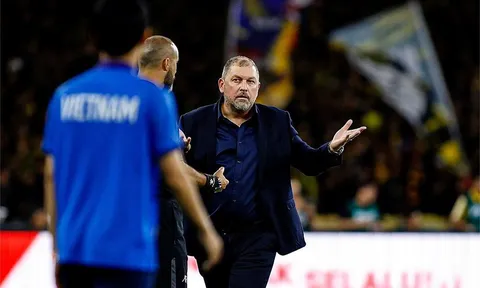 Huấn luyện viên Peter Cklamovski đối diện với áp lực từ chức