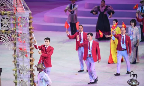 Kiếm thủ Vũ Thành An cầm cờ cho Đoàn Thể thao Việt Nam tại Lễ khai mạc SEA Games 31