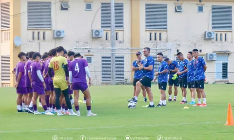 Huấn luyện viên Cristiano Roland loại 4 cầu thủ trước trận đấu mở màn