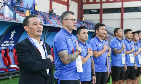 Huấn luyện viên Cristiano Roland dẫn dắt đội tuyển U16 Việt Nam