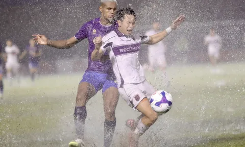 V.League 2025-2026: Vừa đá vừa… chạy lụt