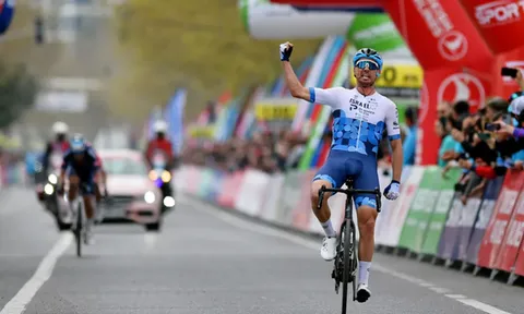 Patrick Bevin "xé" Áo xanh dương Tour of Turkey 2022