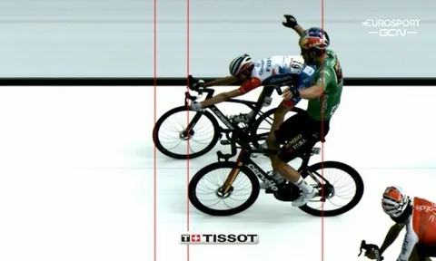Wout van Aert mất chiến thắng vì… ăn mừng sớm