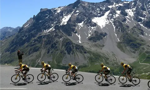 Không qua nổi chặng đèo, Wout van Aert đổi Áo vàng cho đồng đội Primoz Roglic