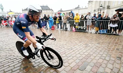 Quinn Simmons bị phạt nặng vì đi không đúng làn tại Tour de France