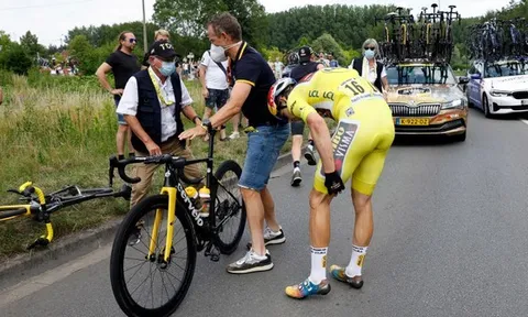 Chặng đua vất vả cho Áo vàng Wout van Aert trên cung đường đá cuội