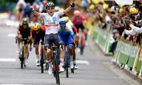 Đương kim Áo vàng Tadej Pogacar thể hiện sức mạnh thắng chặng dài nhất Tour de France 2022