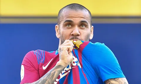 Dani Alves không bằng lòng với cách hành xử của Barca