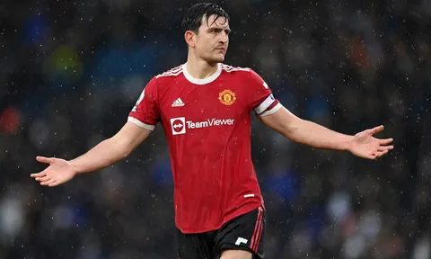 Gary Neville đề nghị fan Man United ngừng "bắt nạt" Harry Maguire