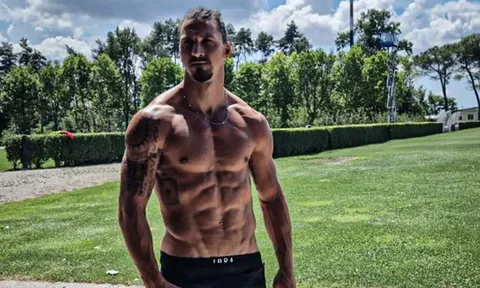Ibrahimovic khoe cơ bắp ở tuổi 40