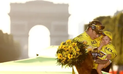 Jonas Vingegaard thâu tóm cả Áo vàng lẫn Áo chấm bi đỏ Tour de France 2022