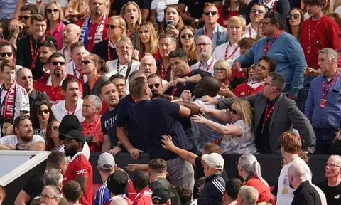 Cổ động viên Man United biểu tình trước trận đấu và đánh nhau trong trận thua Brighton