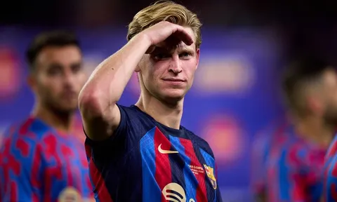 Barcelona dọa kiện De Jong
