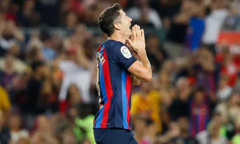Lewandowski bị cướp khi ký tặng cổ động viên Barcelona