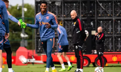 Huấn luyện viên Ten Hag tham gia chạy cùng cầu thủ Manchester United