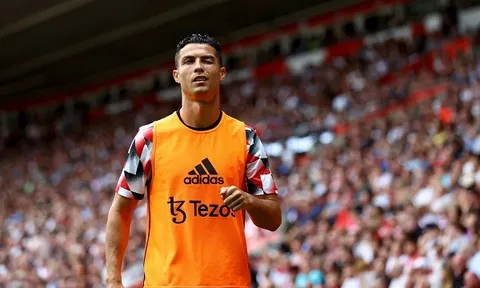 Ronaldo không hài lòng khi bị cắt giảm 25% thu nhập tại Manchester United