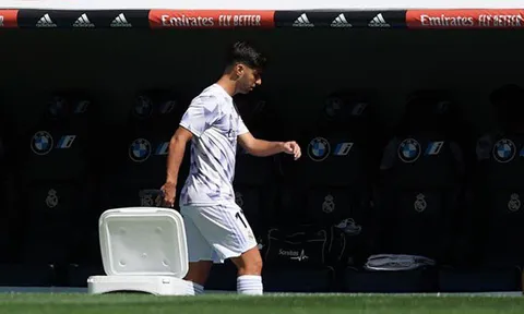 Asensio tức giận ném đồ vì không được huấn luyện viên Ancelotti sử dụng