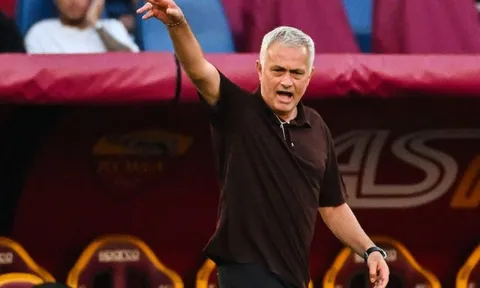 Huấn luyện viên Mourinho nhận thẻ đỏ