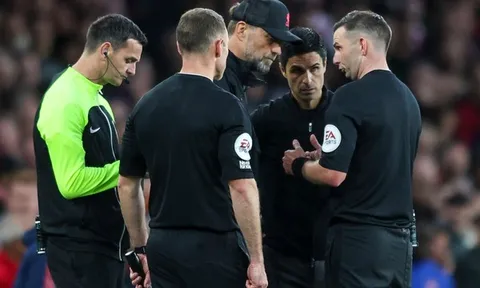 Huấn luyện viên Jurgen Klopp đổ lỗi cho trọng tài sau thất bại trước Arsenal