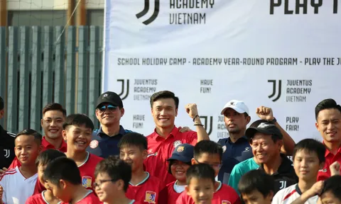 Thủ môn Bùi Tiến Dũng giao lưu với các cầu thủ nhí