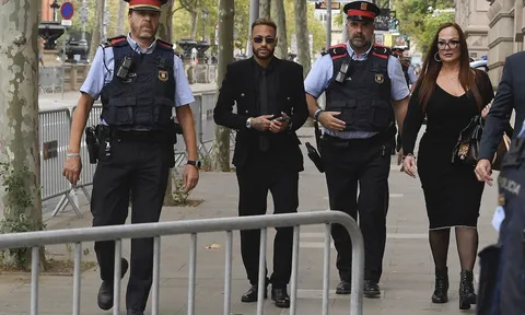Neymar đến Barcelona hầu tòa vì tội gian lận và hối lộ