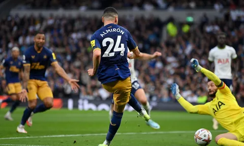 Tottenham - Newcastle > 1-2: Hugo Lloris tặng quà, Chích chòe vào Top 4