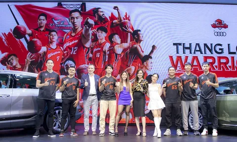 Cầu thủ Thang Long Warriors ghé thăm gian hàng Audi tại triễn lãm Ôtô Việt Nam 2022