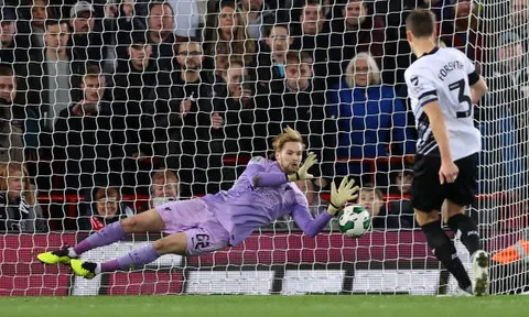 Liverpool thoát hiểm ở League Cup nhờ thủ môn Kelleher