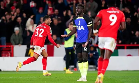 Tottenham thua đội bét bảng Premier League