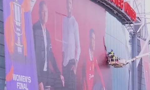 Manchester United xóa bỏ hình ảnh của Ronaldo bên ngoài sân Old Trafford
