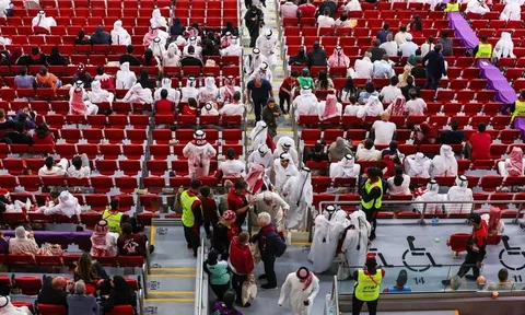 Cổ động viên Qatar chán nản bỏ về giữa trận