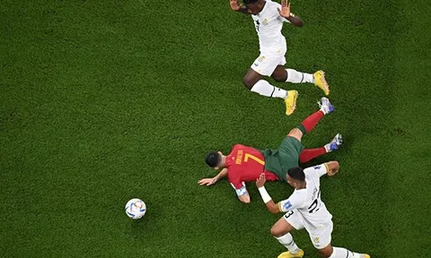 Huấn luyện viên Otto Addo bất bình cho rằng trọng tài "tặng quà" cho Ronaldo