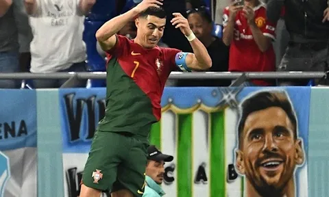 Messi xuất hiện trong pha ăn mừng của Ronaldo