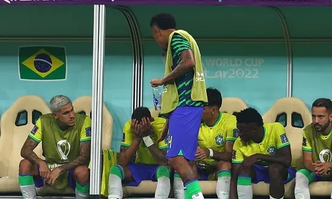Neymar bật khóc vì chấn thương nặng