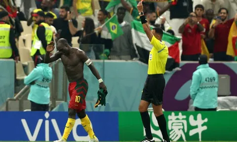 Vincent Aboubakar nhận thẻ đỏ sau bàn thắng lịch sử vào lưới Brazil