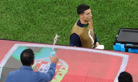 Ronaldo bị cổ động viên hất nước vào người
