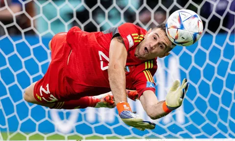 Emil Martinez khẩu khiến với Mbappe