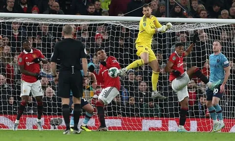 Thủ môn Dubravka bị fan Man United "ném đá"