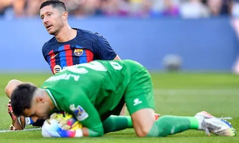 Barca - Espanyol > 1-1: Xứng danh derby