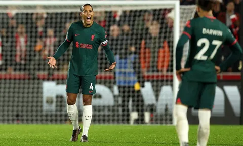 Brentford - Liverpool > 3-1: Bị "Bầy ong" đốt, The Kop nhận cú sốc đầu năm