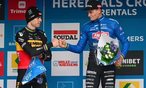 Mathieu van der Poel không ăn mừng dù thắng dễ Wout van Aert