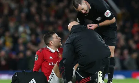 Dalot chấn thương trước trận derby Manchester