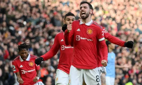 Man United - Man City > 2-1: Ngược dòng tranh cãi