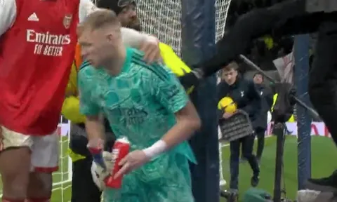 Cảnh sát điều tra cổ động viên Tottenham đá vào lưng thủ môn Ramsdale
