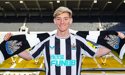 Anthony Gordon ra mắt Newcastle