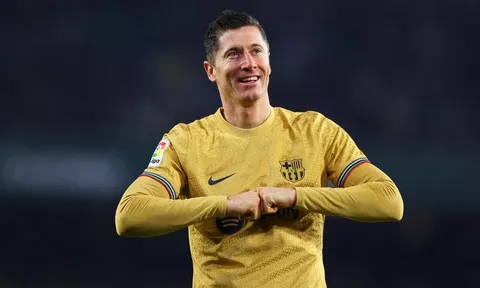 Betis - Barca > 1-2: Lewandowski lập công, Barca bỏ xa Real Madrid