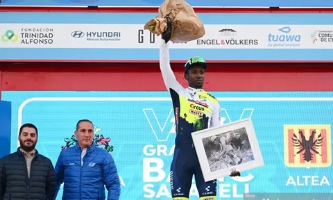 Biniam Girmay là tay đua da màu châu Phi đầu tiên có chiến thắng Grand Tour