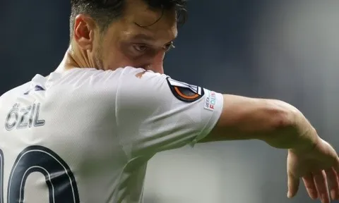Mesut Ozil giải nghệ chuyển sang làm game thủ